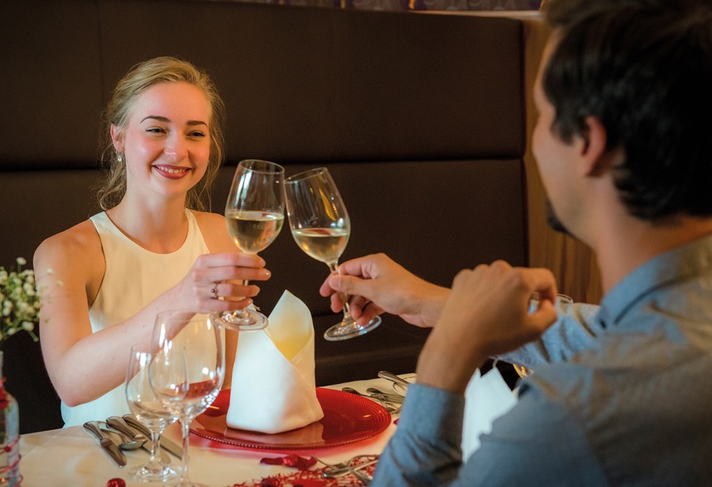 Paar trinkt Wein im Restaurant_im Retter Seminar Hotel Bio Restaurant am Poellauberg Tophotel in der Steiermark
