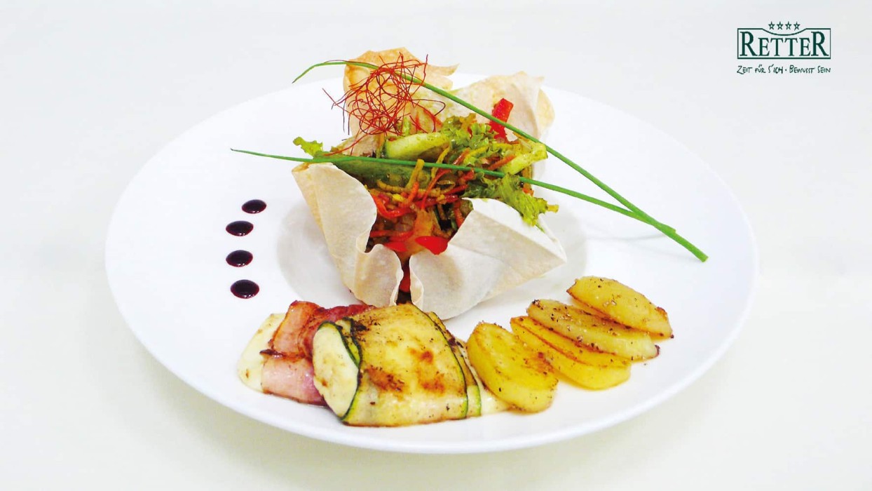Ziegenfrischkäse-im-Speck+Zucchinimantel-mit-buntem-Blattsalat-Retter-Hotel-Pöllau-mit-Logo