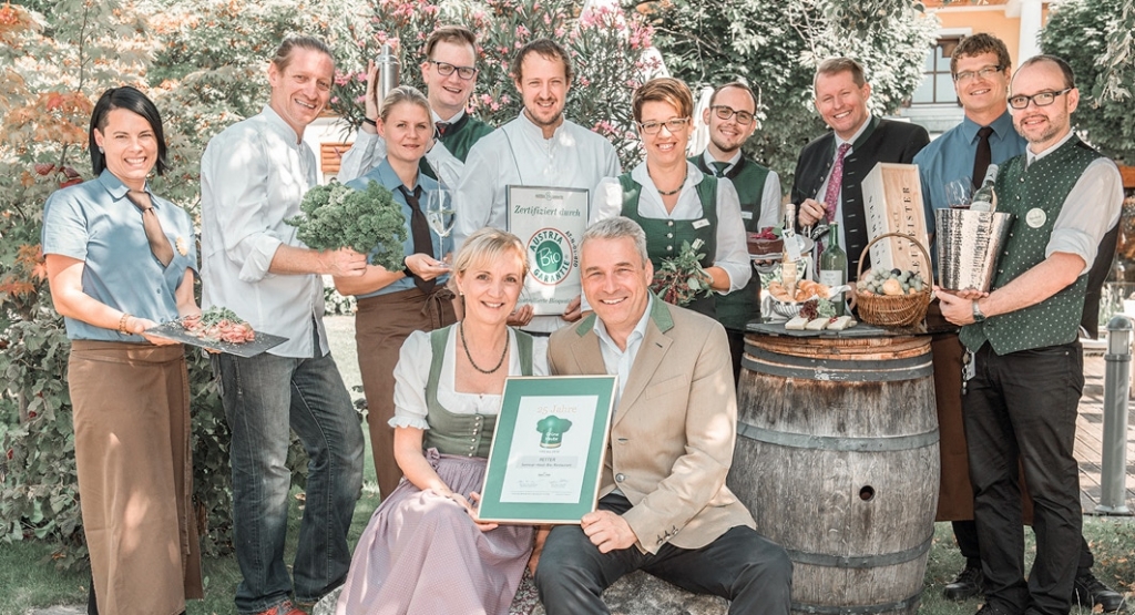Die Retter Familie freut sich über die Auszeichnung 25 Jahre Grüne Haube des Biohotels Retter
