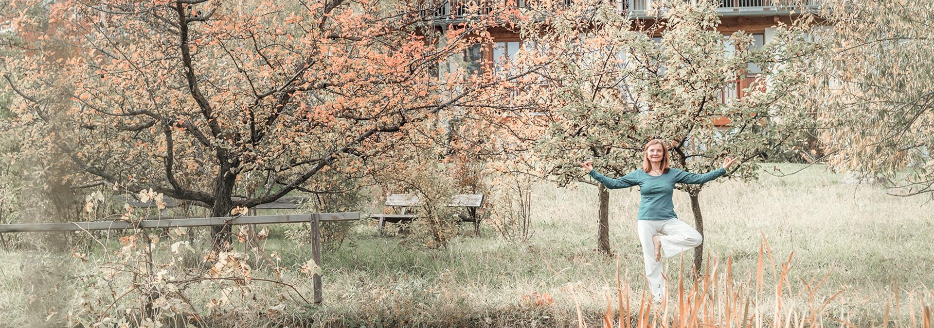 Christa Havlik mach Yogaübungen im Garten des Wellnesshotels Retter