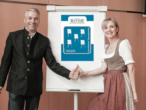 Ulli und Hermann Retter freuen sich über die Auszeichnung 5 Flipcharts für das Seminarhotel Retter