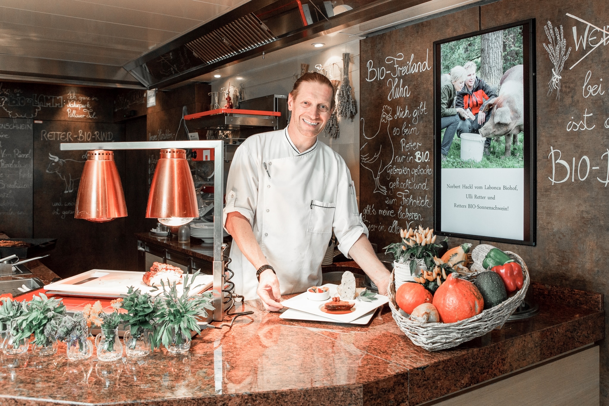 Küchenchef Jürgen Archam mit Schweinsbraten im Biorestaurant Retter