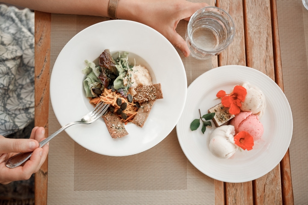 Salat und Eis auf Weitblickterrasse im Biorestaurant Retter