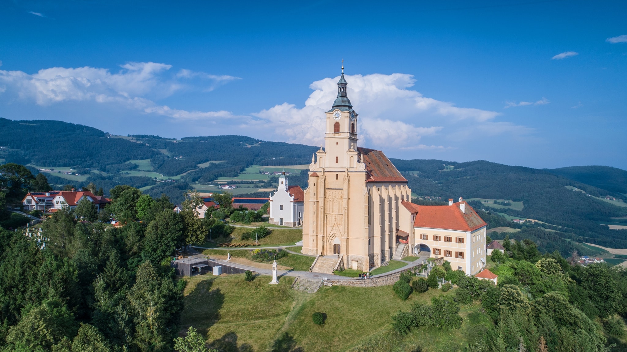 Aussichtsterrasse bei der Wallfahrtskirche Pöllauberg