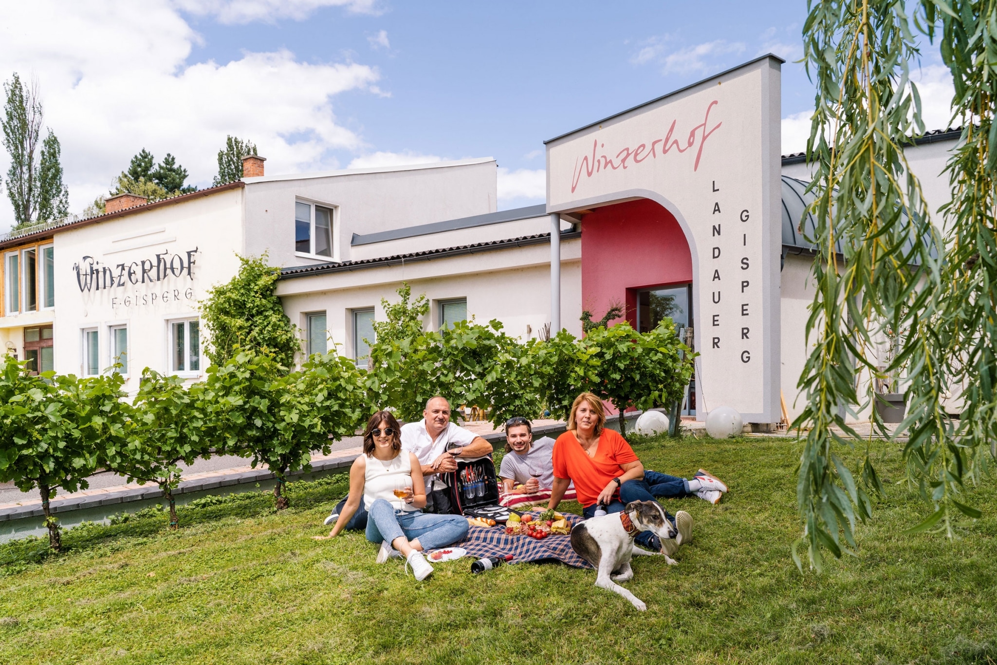 Lieferant Bio-Weingut Landauer-Gisperg Familie vor Eingang
