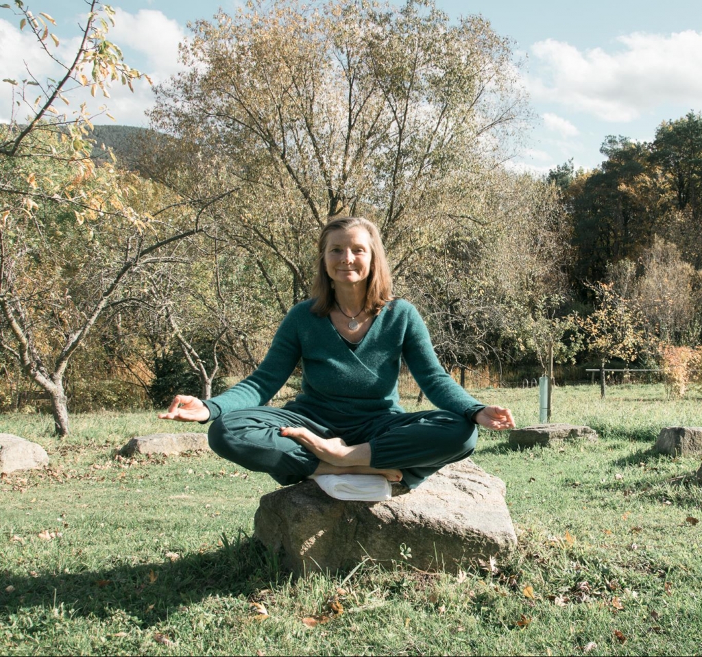 Christa Havlik im Garten der Sinne beim Yoga im Wellnesshotel Retter