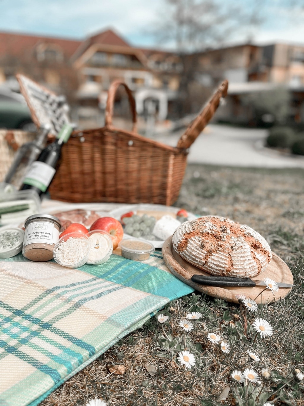 Bioköstlichkeiten im Picknickkorb vom Retter Bio-Natur-Resort