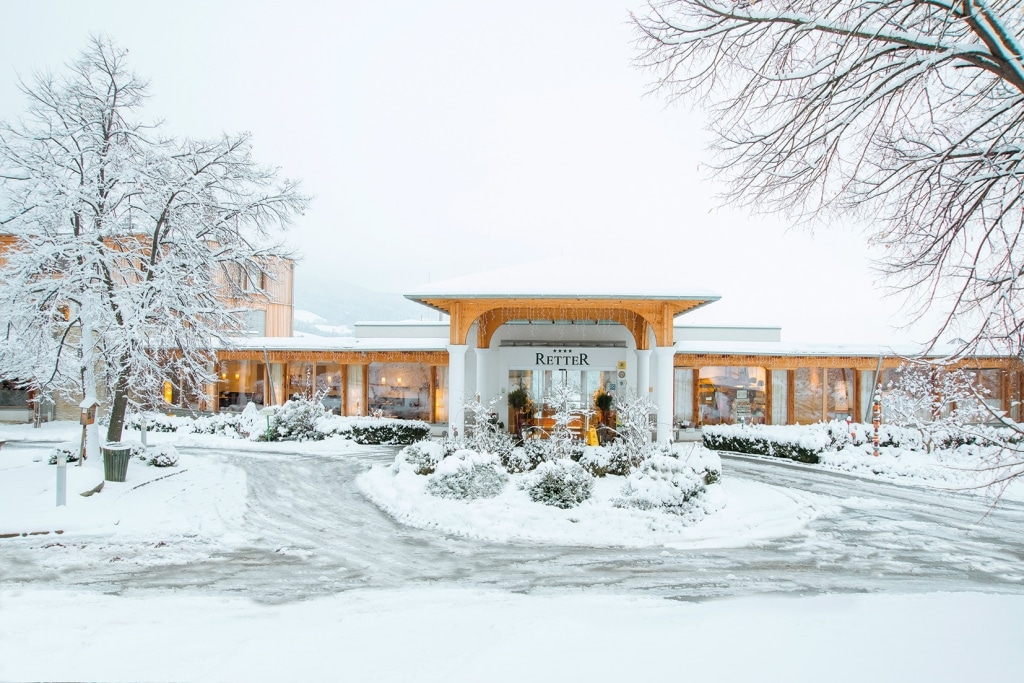 Eingang Retter Bio-Natur-Resort mit Schnee bedeckt