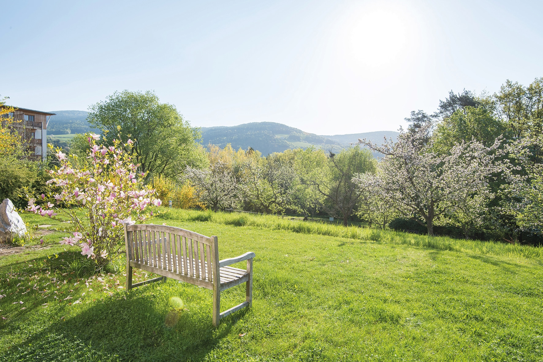 Gartenbank Außenansicht Frühling Retter Bio-Natur-Resort
