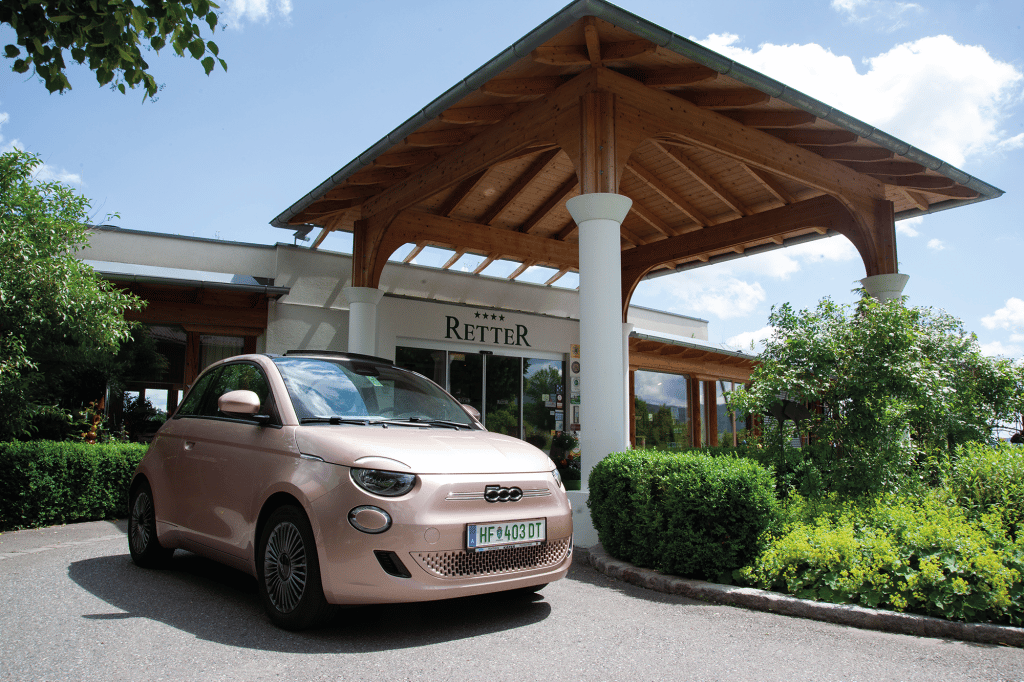 Genießen Sie eine Ausfahrt mit dem neuen Fiat 500 E-Cabrio im Retter Bio-Natur-Resort.