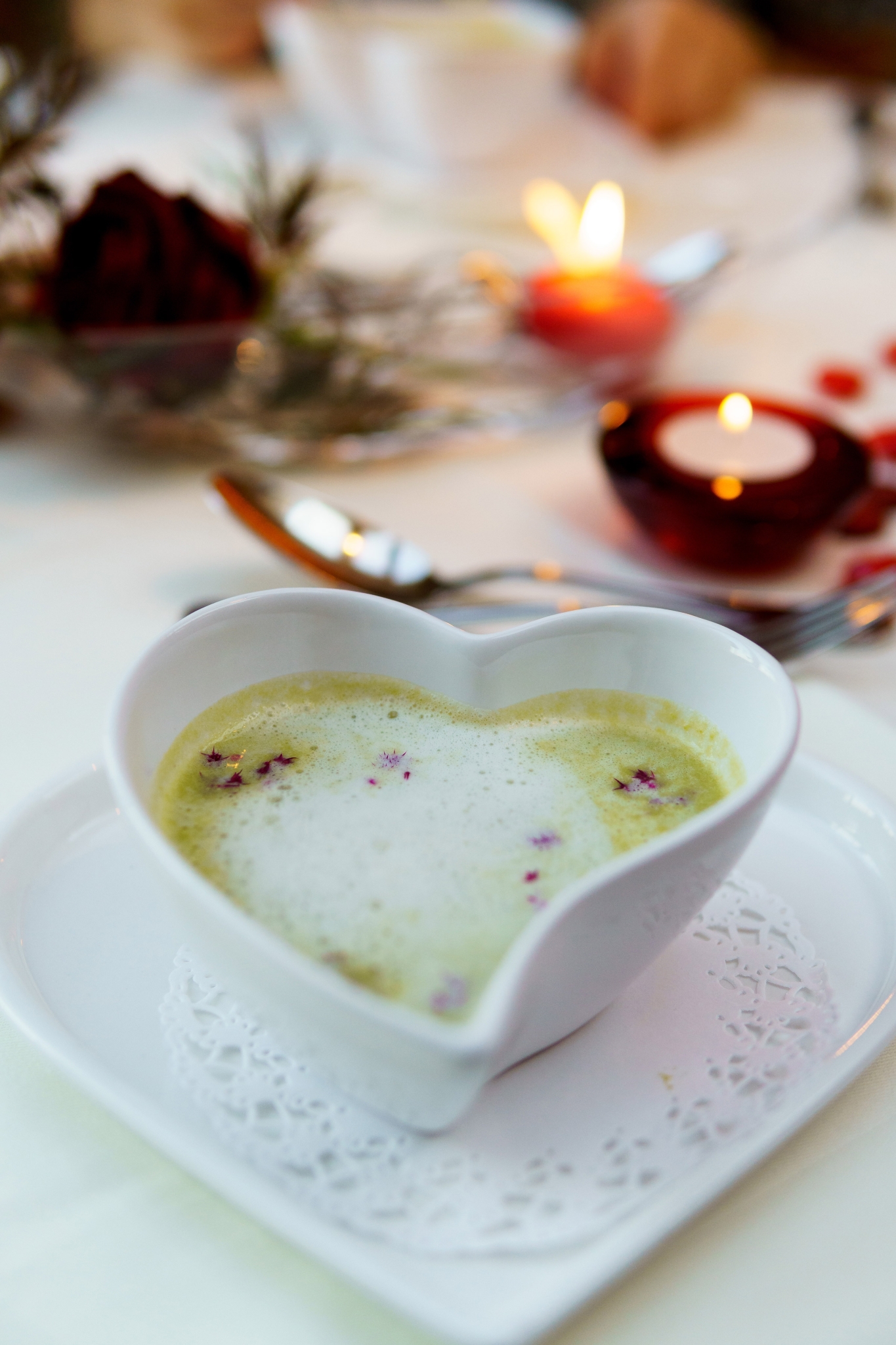 Vegetarische Suppe in Herzschüssel im Biorestaurant Retter