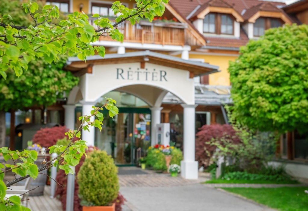 Eingang_Bio-Restaurant_Hotel_Retter-Bio-Natur-Resort_Frühling_Pöllauberg