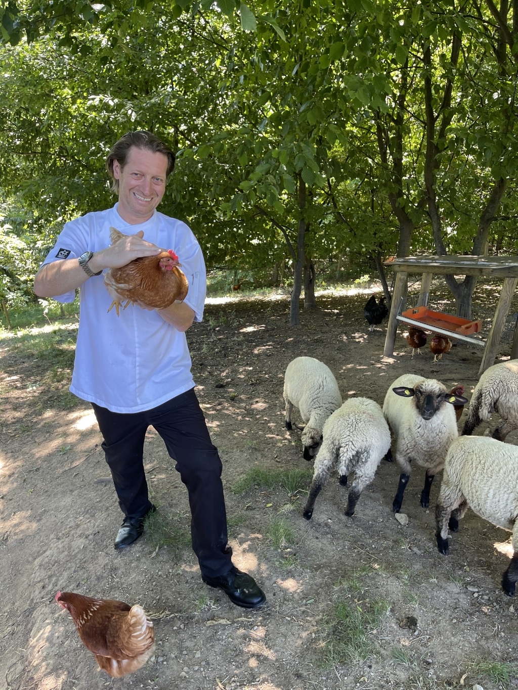 Jürgen Archam mit den hoteleigenen Hühnern im Retter Bio-Natur-Resort