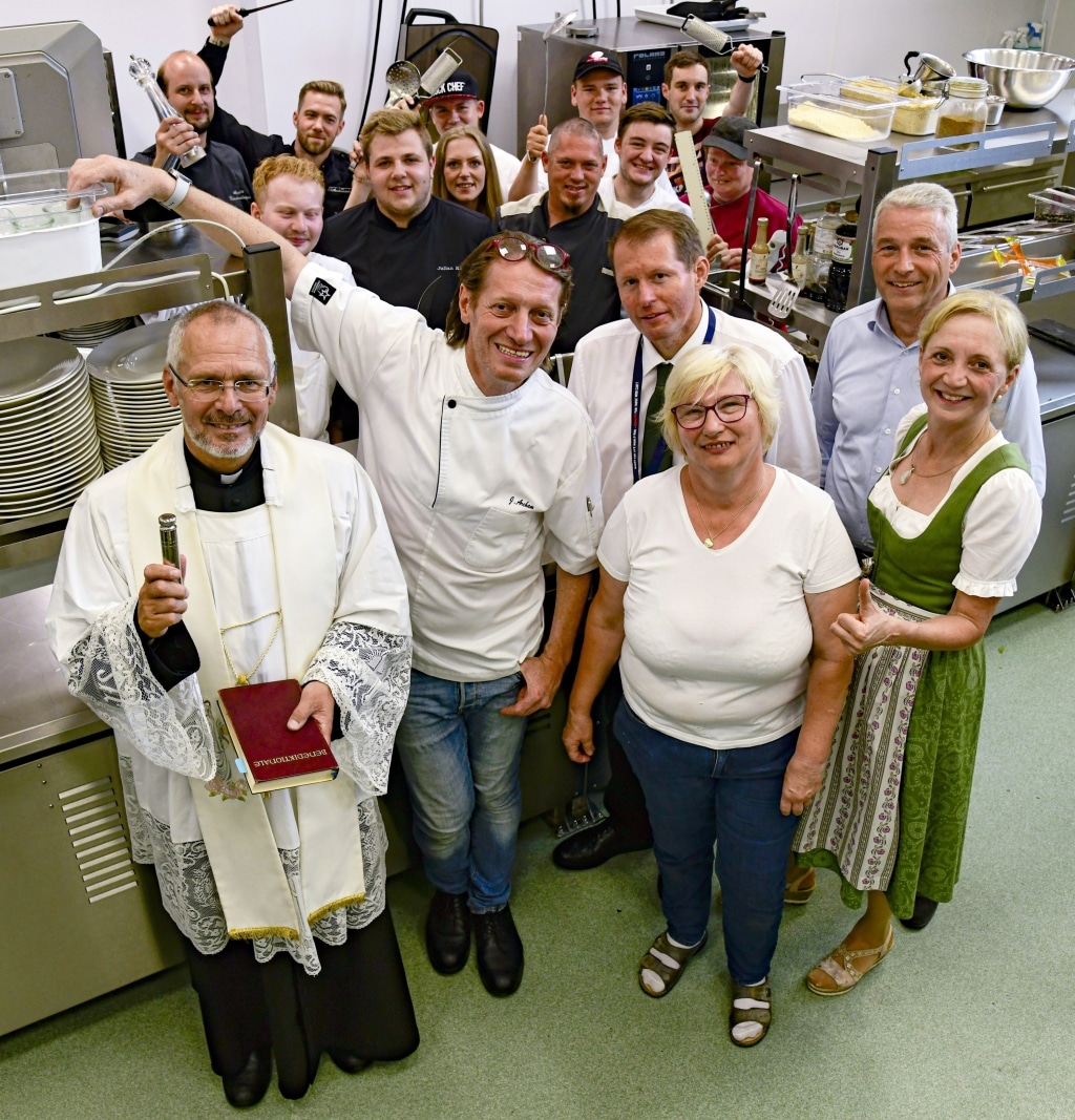 Die neue RETTER Küche mit der Küchen-Crew, Pfarrer Mag. Roger Ibounigg, Jürgen Archam 22 Jahre Küchenchef, Maria Waidacher 40 Jahre dem Retter treu.